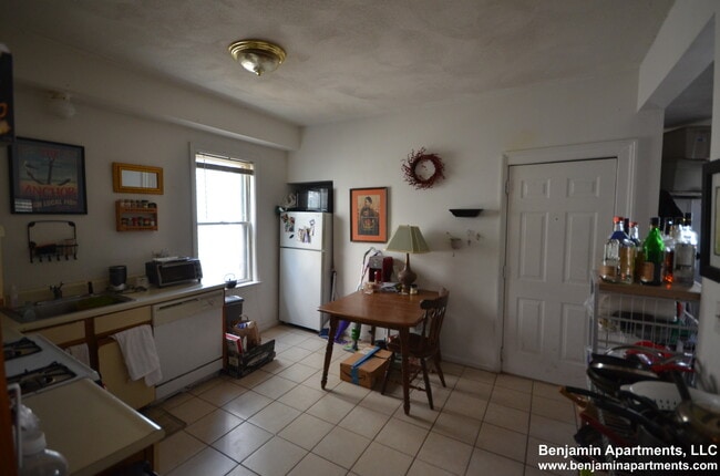 Building Photo - 26 Haskell St Unit 1