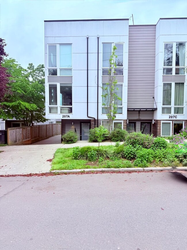 Building Photo - First Hill/Cherry Hill Townhome