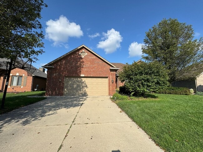 Beautiful 4 bedroom, 3 bath home in Macomb! - Beautiful 4 bedroom, 3 bath home in Macomb!