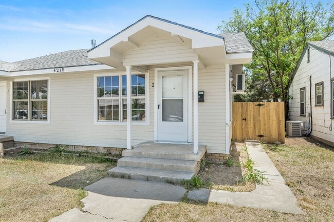 Building Photo - 4215 SW 11th Ave Unit 4215 SW 11th #B