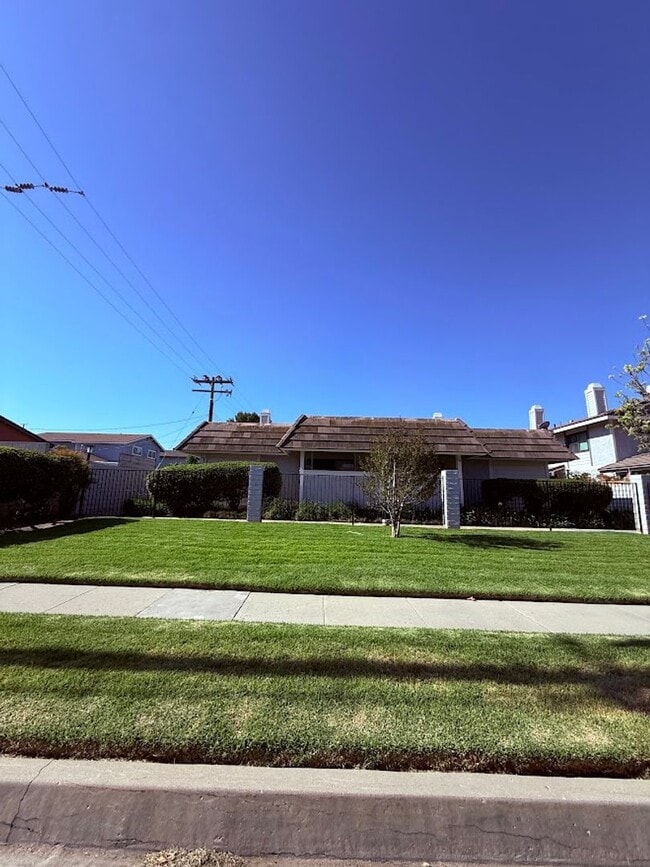 Building Photo - Beautiful 3 Bedroom, 2 Bathroom, Simi Valley Condominium, Ready for Move-In!