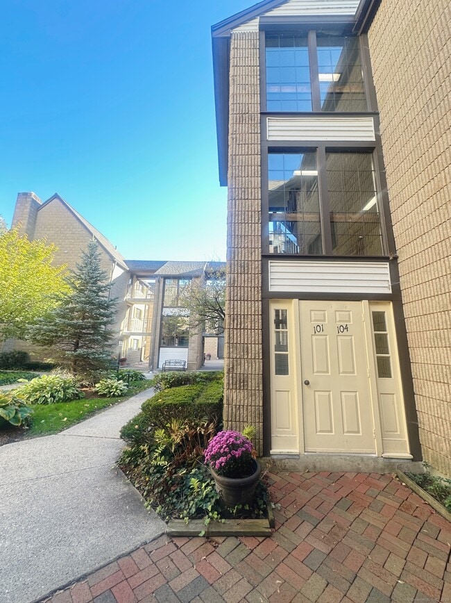 Photo - 183 Loomis Dr Unit APT 104