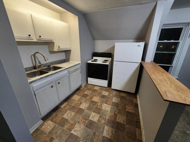 Photo - 460 Rose Ln NE