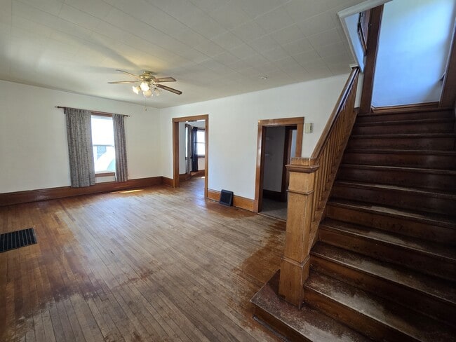 302 Long St