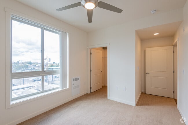 2 BR, 1 BA - Oakland Station