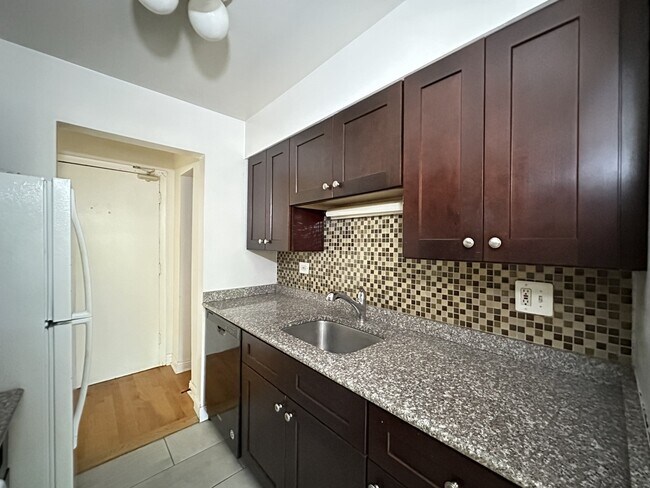 Photo - 3710 N Pine Grove Ave Unit 104