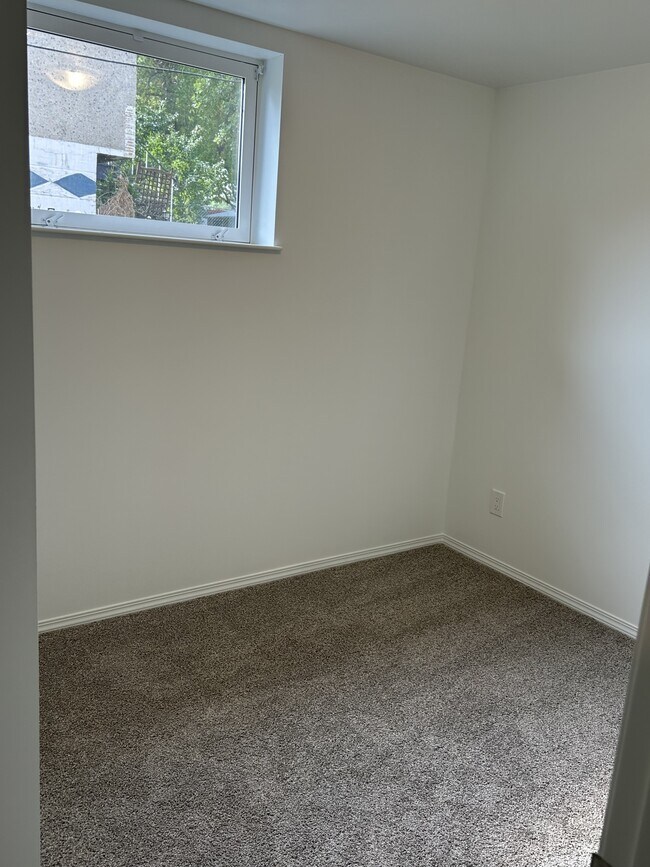 Photo - 11935-11946 46 St NW Unit Bsmt - G4