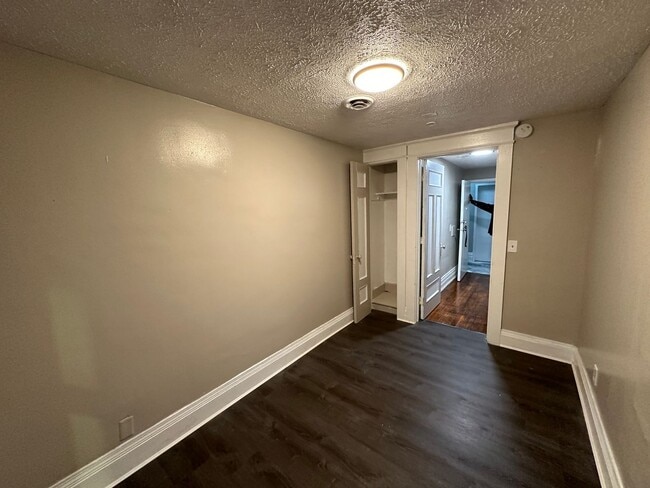 Photo - Ready to move in 1 bedroom apartment Unit 499 #8