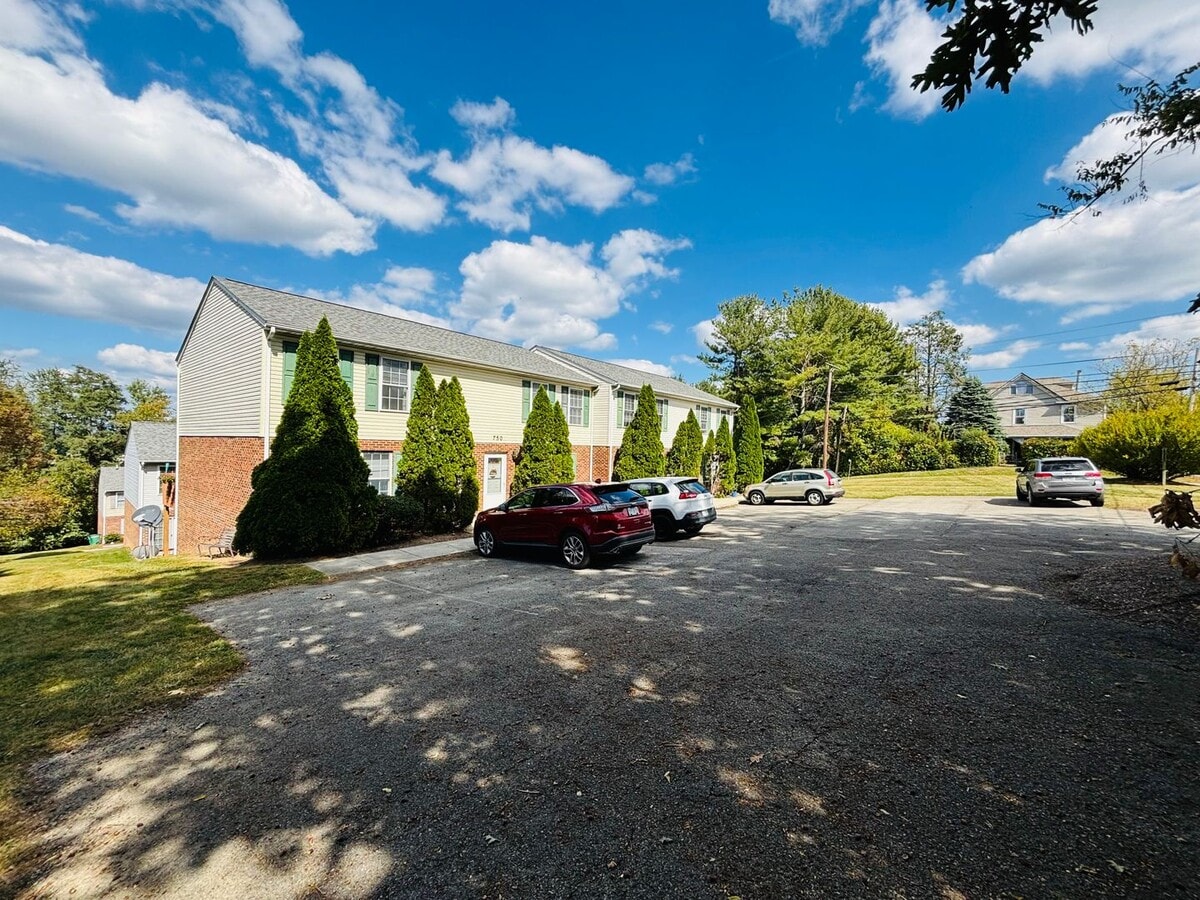 Photo - 770 High St NE