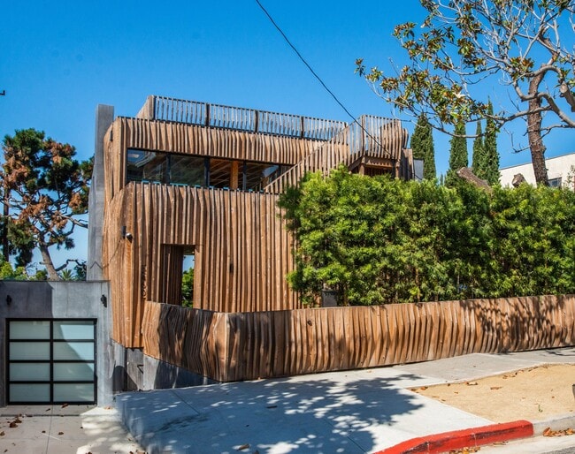 Photo - 2460 Beverley Ave