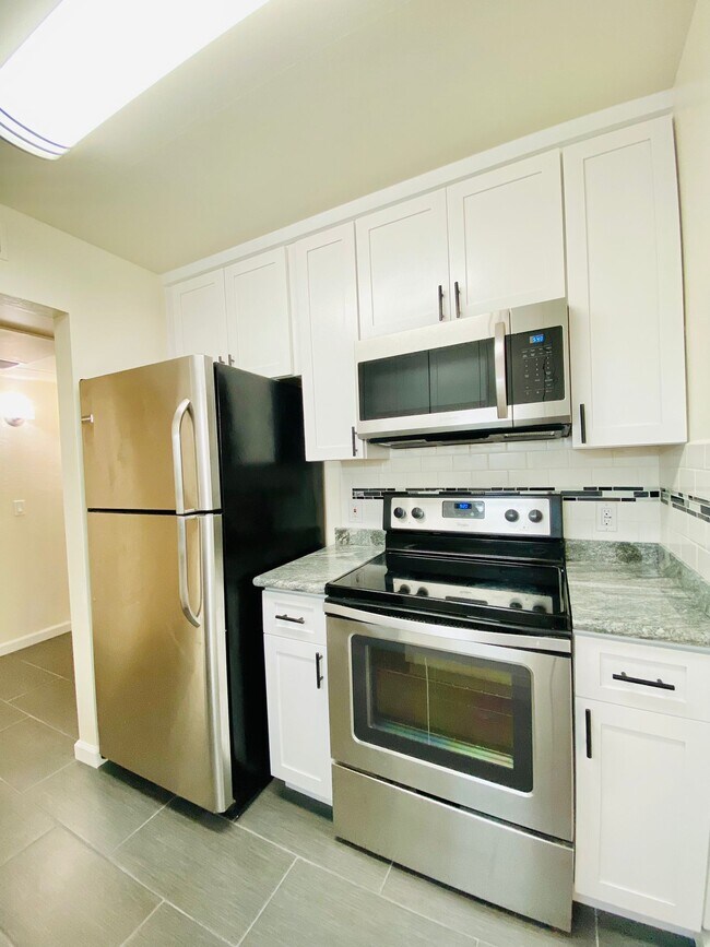 Cocina, estufa, refrigerador - 350 N Civic Dr Unidad 205