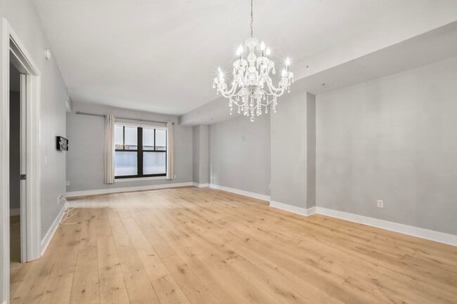 Building Photo - Available Now! High End 1 Bed/ 1 Bath in Amenity Rich Building Unit 407