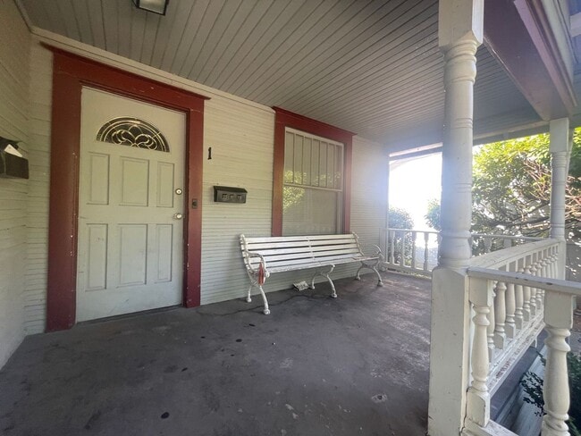 Building Photo - 728 W 3rd St Unit 1