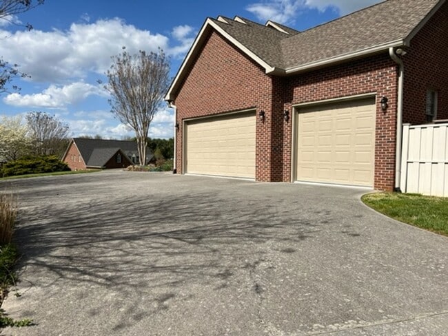 Photo - City of Maryville 37803 - SHORT TERM lease considered! Furnished! - 4 bedroom, 3.5 bath home - Ca...