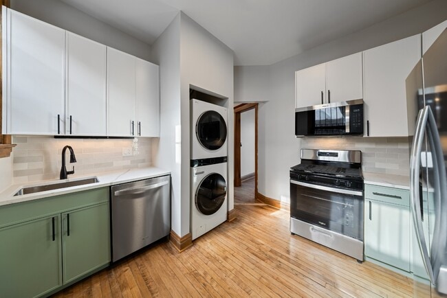 Building Photo - Renovated Logan Square 3 Bedroom - Available March 15th! Unit 1