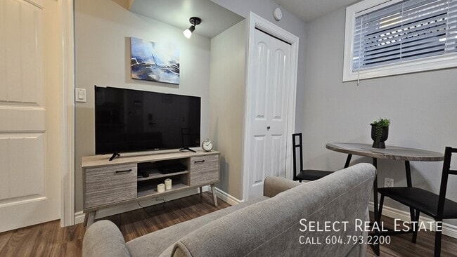 Building Photo - 5741 Shawnigan Dr Unit B