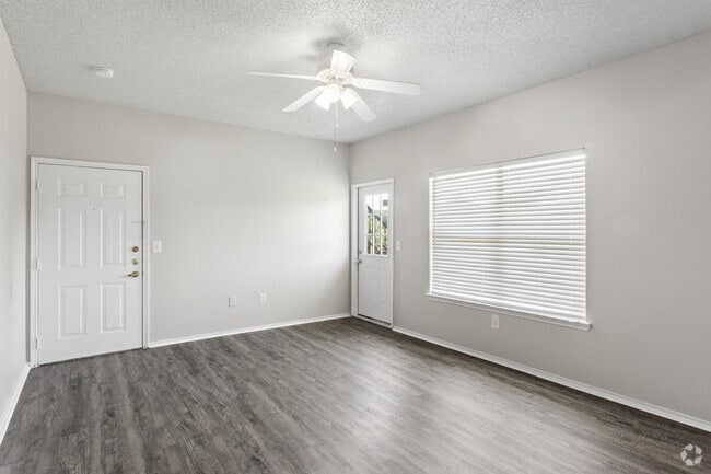 1BR, 1BA - 690SF - Living Room