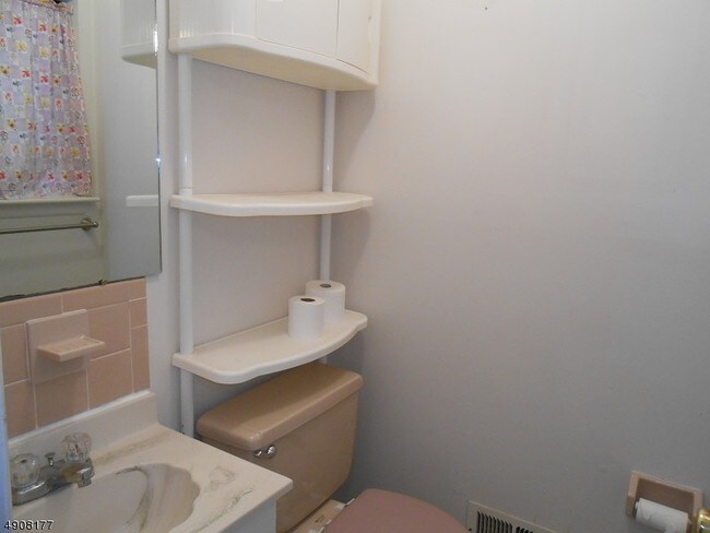 Photo - 910 Merritt Dr