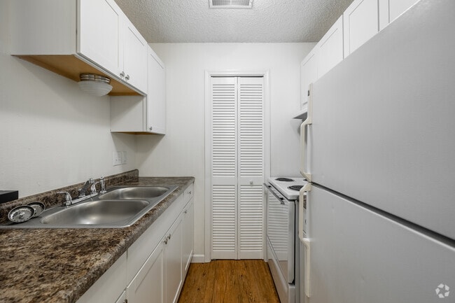 1BR, 1BA - 505SF - Kitchen