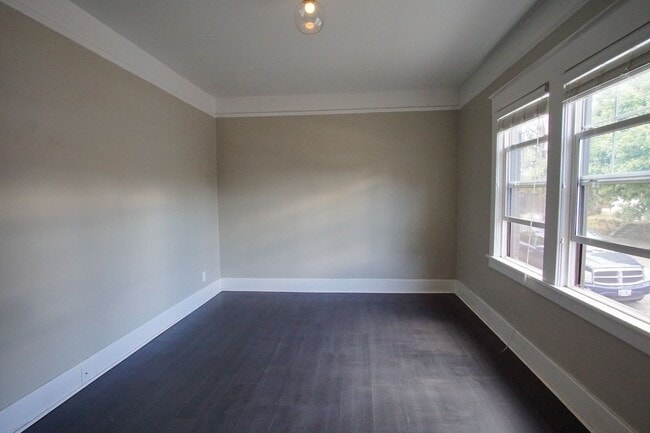 Photo - Enjoy Modern Convenience w/Vintage Charm + Complimentary Laundry! Unidad 02