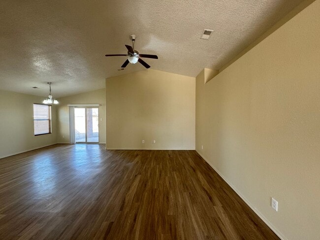Photo - 3 bed 2 bath home in Huning Ranch!