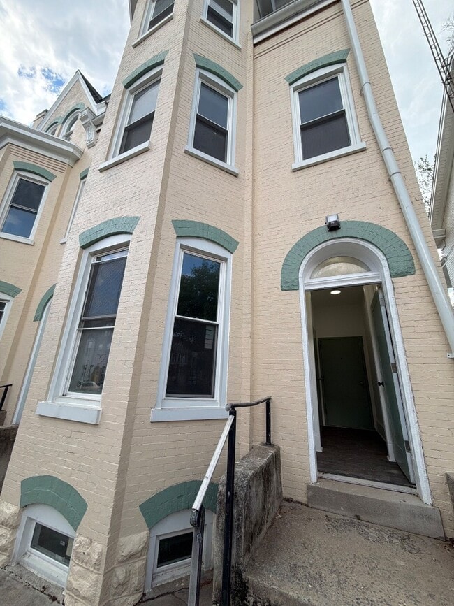 Photo - 267 S Potomac St