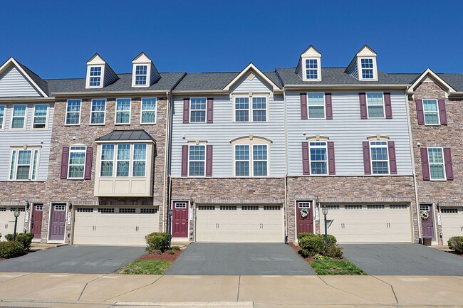 Move-in ready Townhome in Wenworth Green C... - Move-in ready Townhome in Wenworth Green C...