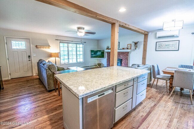 Photo - 297 W Circular St