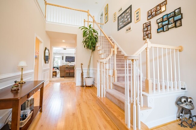 Photo - Gorgeous and Spacious 4 Bedroom home, Golf Course Views, Premium Finishes, Pet Friendly!