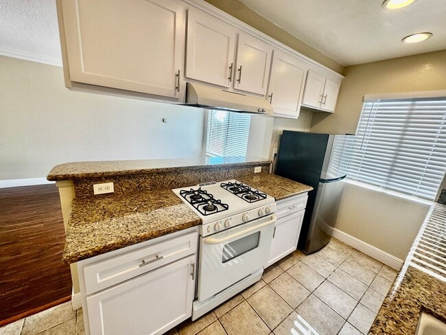 Photo - Updated 2nd Floor Corner Unit -3425 E. 15t... Unidad 17-D