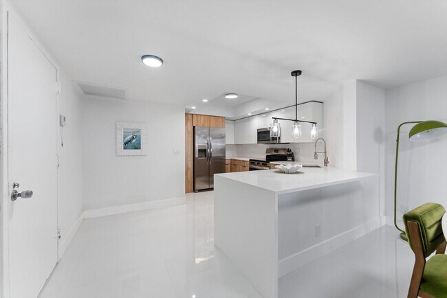 Photo - 2425 Presidential Way Unidad 704