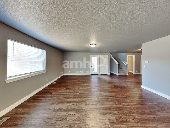 Photo - 480 Tulip Ave