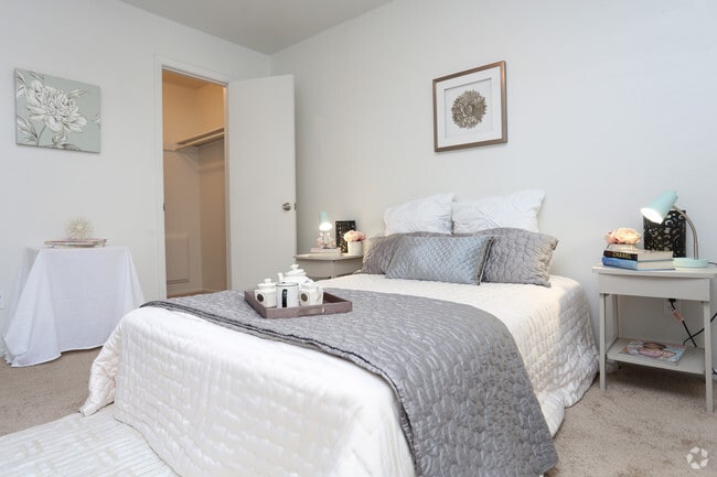 1 Br, Bedroom - Huntington Apartments