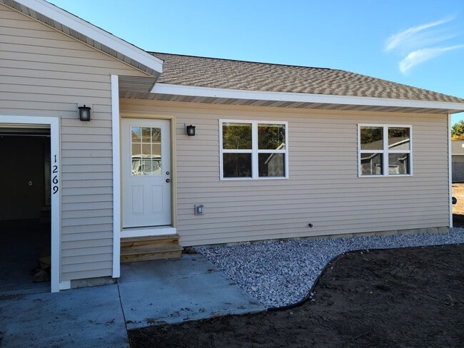 Building Photo - 3 Bedroom Duplex Rental