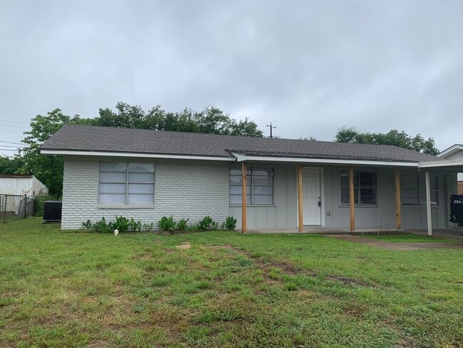 Building Photo - 4-Bedroom 1.5 Bath