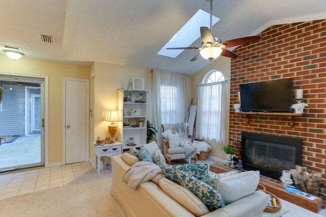 Photo - 422 Lees Mill Dr