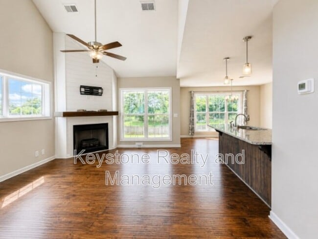 Photo - 384 Wingfield Dr
