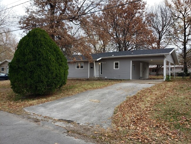 SPACIOUS 3 BEDROOM 2 BATH AVAILABLE NOW!! - SPACIOUS 3 BEDROOM 2 BATH AVAILABLE NOW!! House
