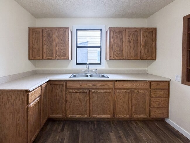 Photo - 960 Clark St