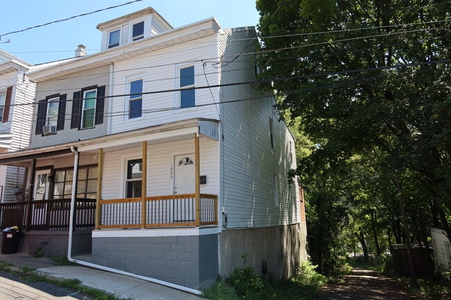 Building Photo - 1025 W Race St Rental