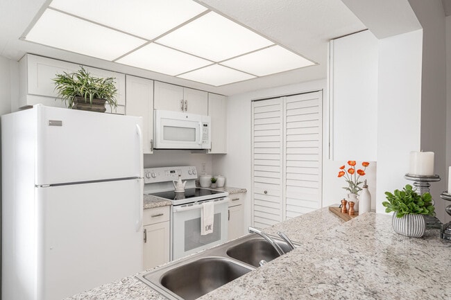 Photo - 3254 SE Aster Ln Unidad J238 Rental