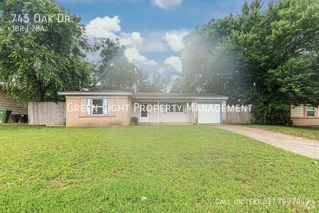 Building Photo - 745 Oak Dr Rental