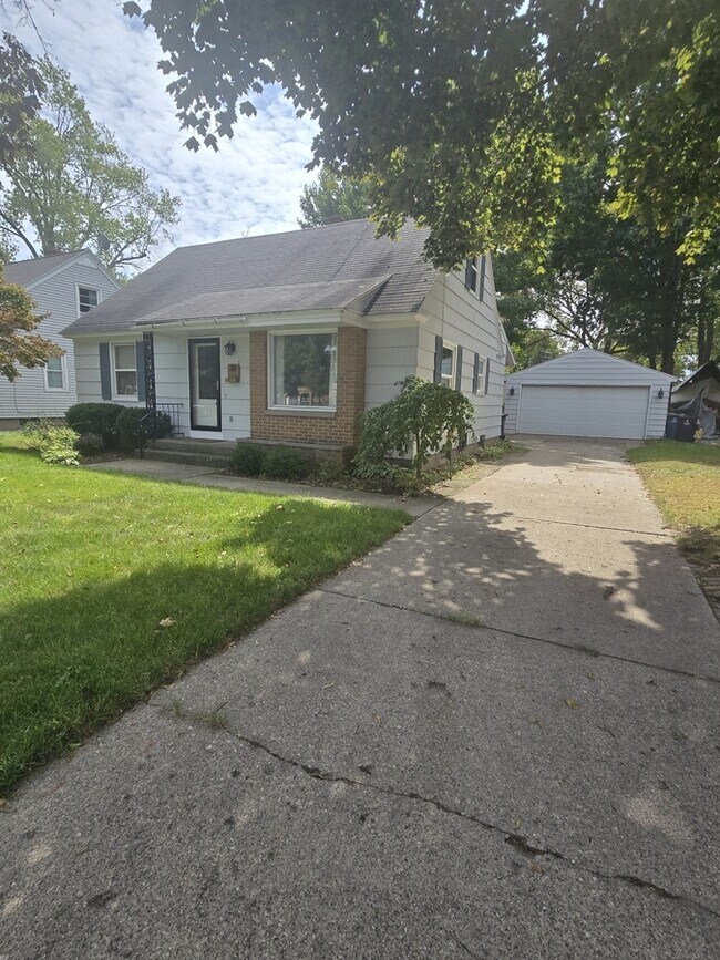 Photo - 38 E 32nd St