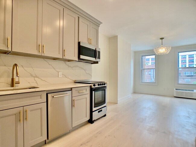 Building Photo - 310 Madison St Unit 2R