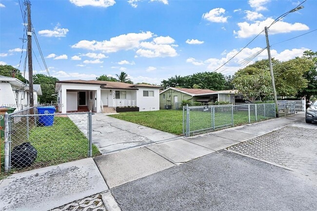 Building Photo - 1221 NW 34th Ave Unit 1