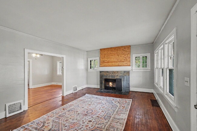 Photo - Charming 3 Bed, 1 Bath Rental in Downtown Bay City - $1250/month Unit 2
