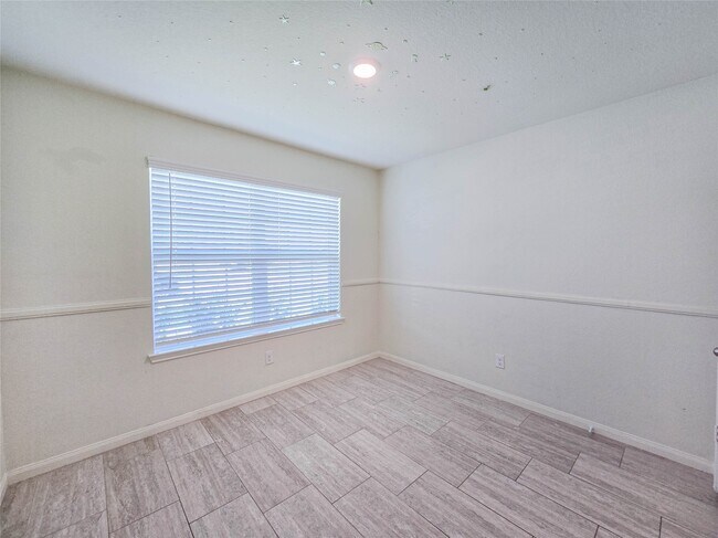 Photo - 332 Lone Mountain Dr