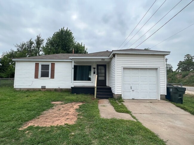 2 bed 1 bath available just in Time for th... - 2 bed 1 bath available just in Time for th... House