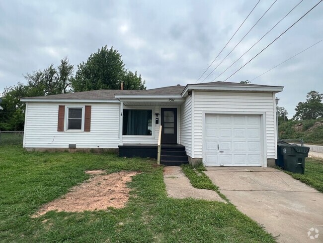 Building Photo - 2 bed 1 bath available just in Time for th... Rental