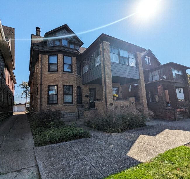 Building Photo - 353 W 10th St Unit 353 W 10th St